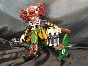 Clown auf Bank